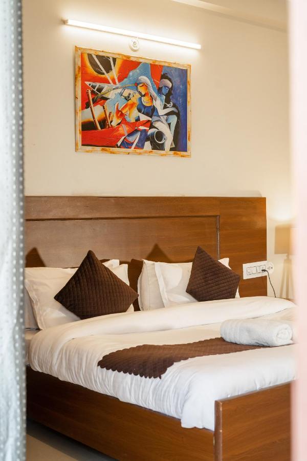 The Lodgers 2 Bhk Serviced Apartment Infront Of Artemis Hospital คูร์เคาน์ ภายนอก รูปภาพ