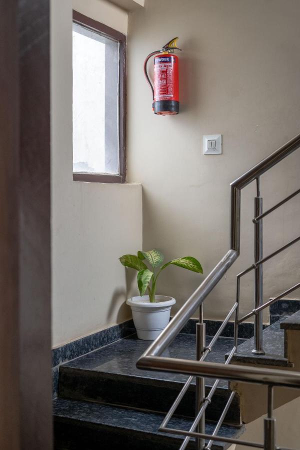 The Lodgers 2 Bhk Serviced Apartment Infront Of Artemis Hospital คูร์เคาน์ ภายนอก รูปภาพ